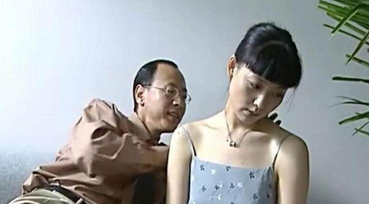 她是模特出道,凭借《女人不再沉默》成名,如今退居幕后