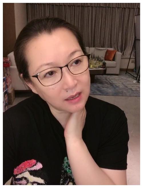 把一双儿女教育的非常好,而且还特意指出其儿子赵一楠低调,女儿赵珈萱