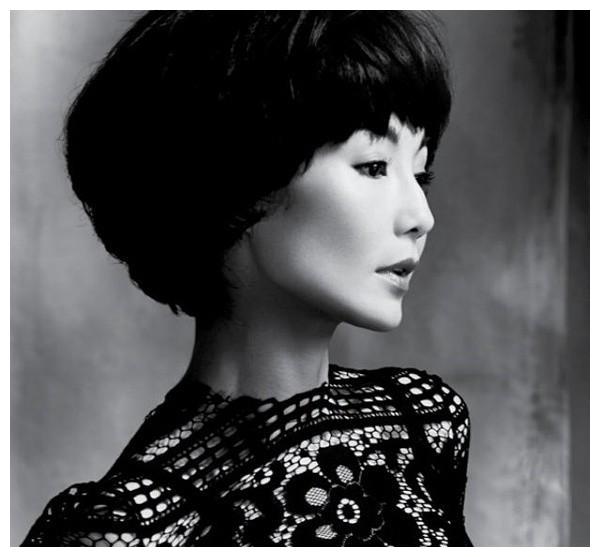 私以为,张曼玉正是因为侧脸不够出众,才与一批顶级美女差了一线.