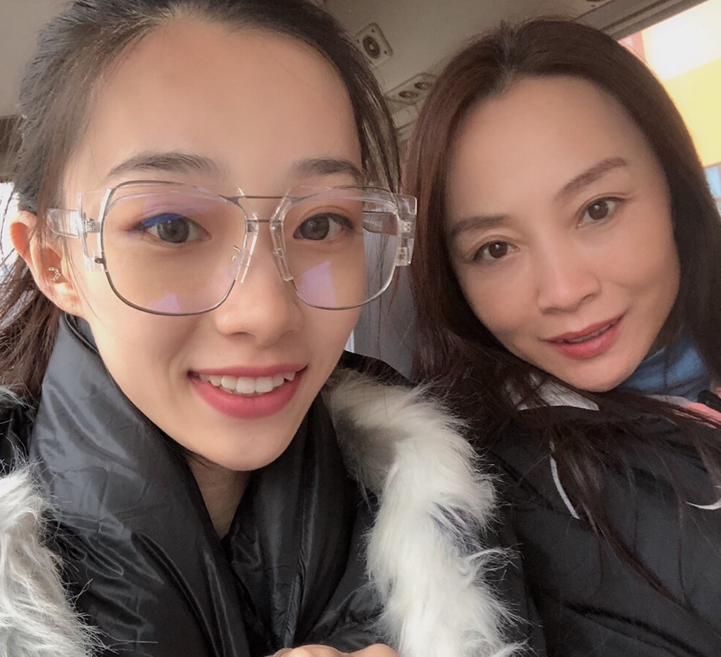 晒母女合照,未来将动手术,曾不满张国伟