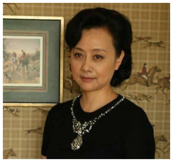 金鑫与妻子黄梅莹,两人是姐弟恋,结婚多年像初恋一般,恩爱依旧