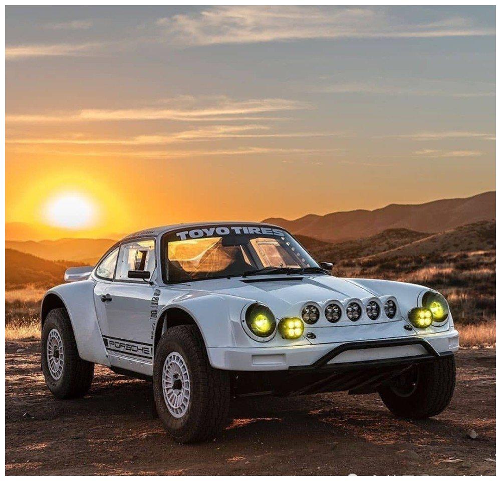 改装的911跑车沙漠中的越野车