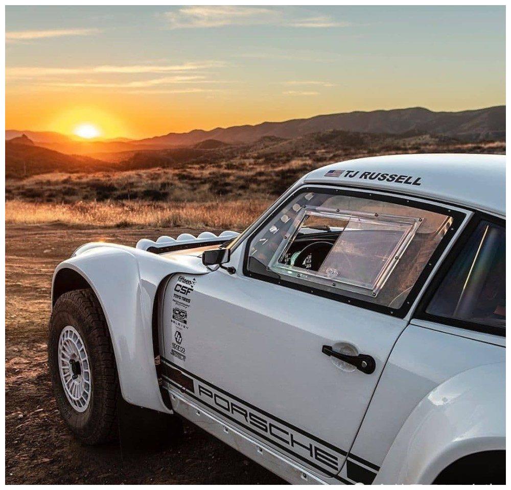 改装的911跑车沙漠中的越野车