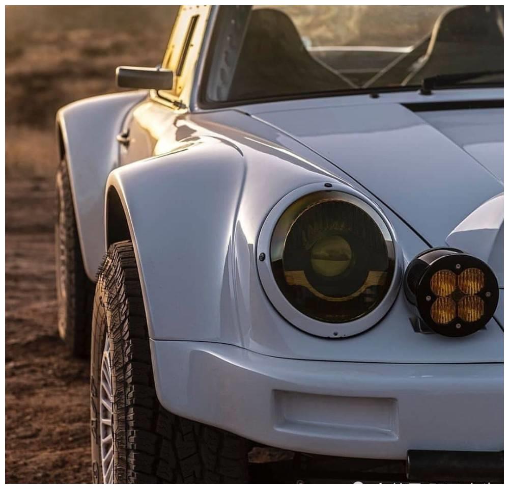 改装的911跑车沙漠中的越野车