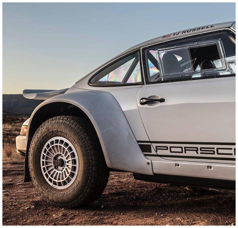 改装的911跑车沙漠中的越野车