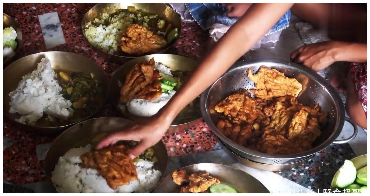 尼泊尔富人家的生活跟穷人比差别太大了吃的菜品花样多