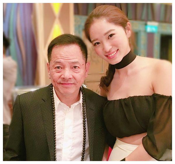 公开资料显示崩牙驹一共养育四个儿子以及两个女儿,除了外孙女杨嘉欣