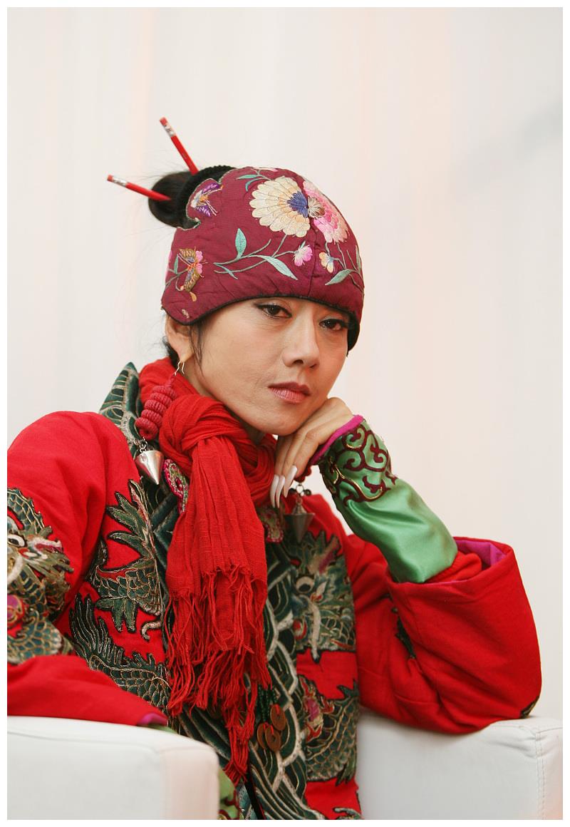 62岁杨丽萍真厉害穿民族风连衣裙显年轻搭同色帽子好飒爽