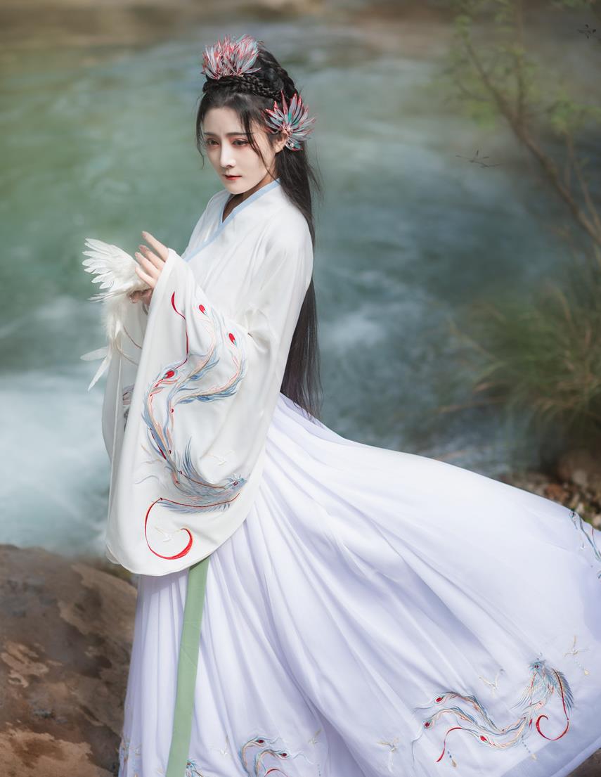 干净的白色系汉服,清新飘逸仙气十足,简约中带着华丽气息