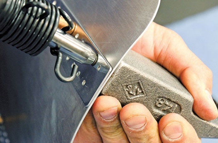 铆钉托杆的英文名称是bucking bar,翻译到国内有很多名称,如铆钉顶棒