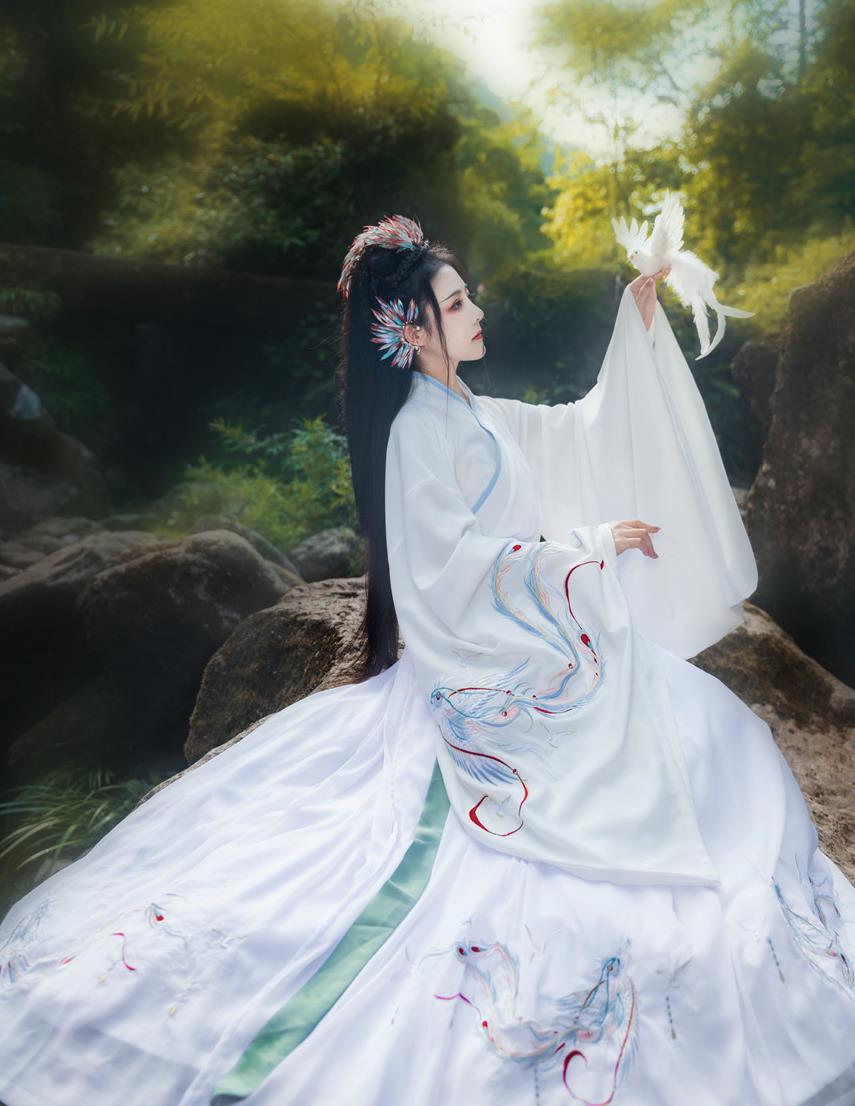 干净的白色系汉服,清新飘逸仙气十足,简约中带着华丽气息