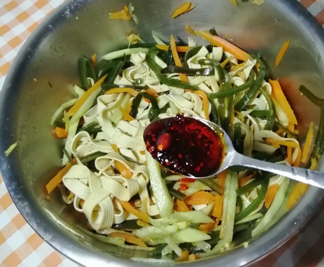 跟着步骤拌四丝,简单美味,鲜香又开胃|凉拌菜|调菜|家常_新浪新闻