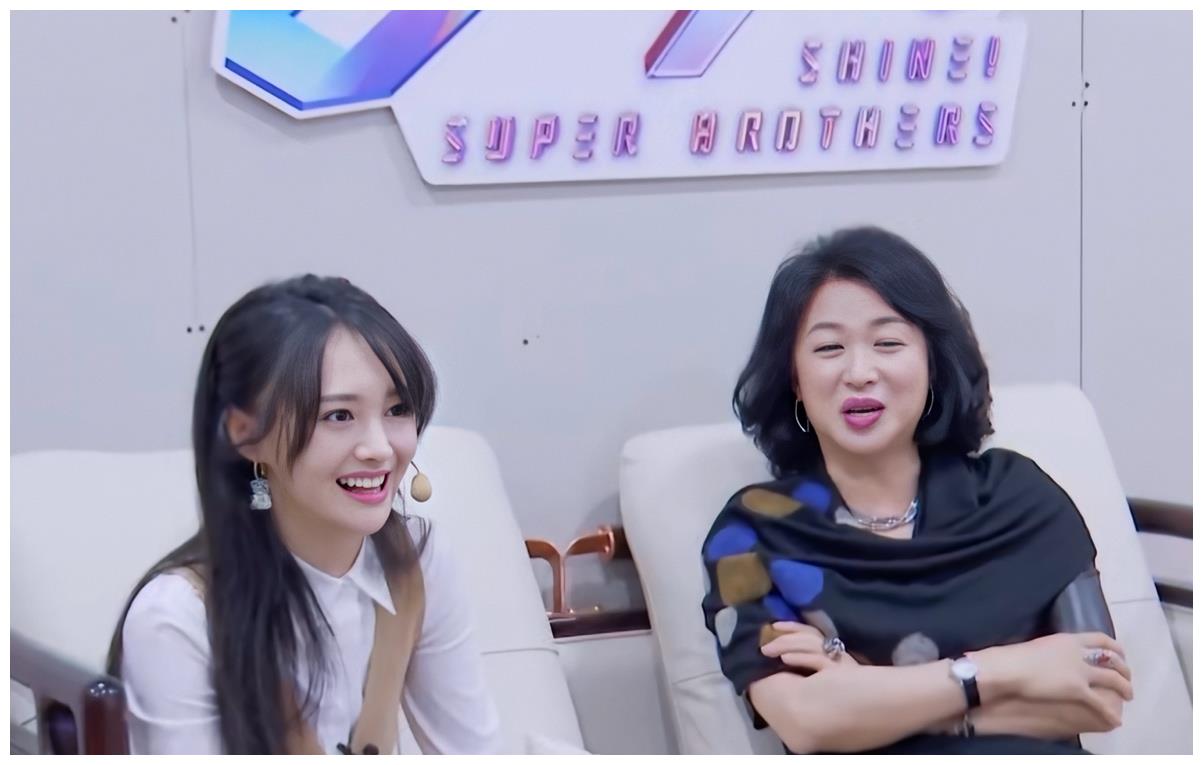 郑爽穿红色皮衣登封面甜飒少女本尊网友表现力绝了