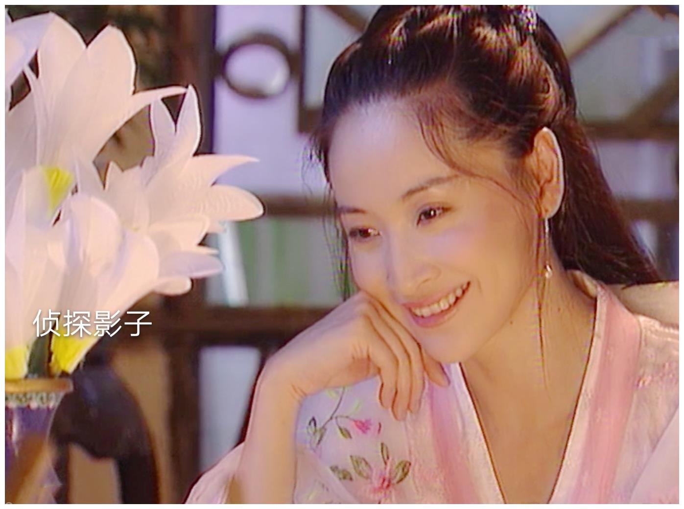 《天地传说之宝莲灯》中于莉扮演三圣母,她是天上的神仙,为体验人间