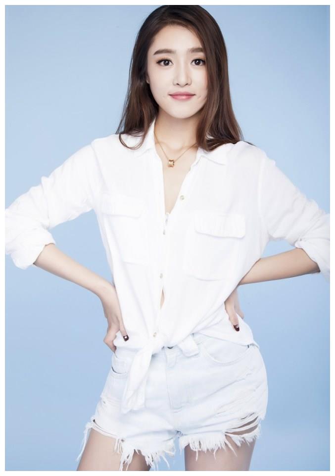 四川成都女演员曾梦雪,"梨涡少女"清新靓丽__财经头条