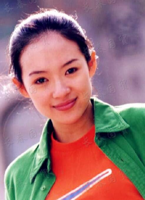 章子怡20年前素颜旧照曝光,笑容甜美清纯可人