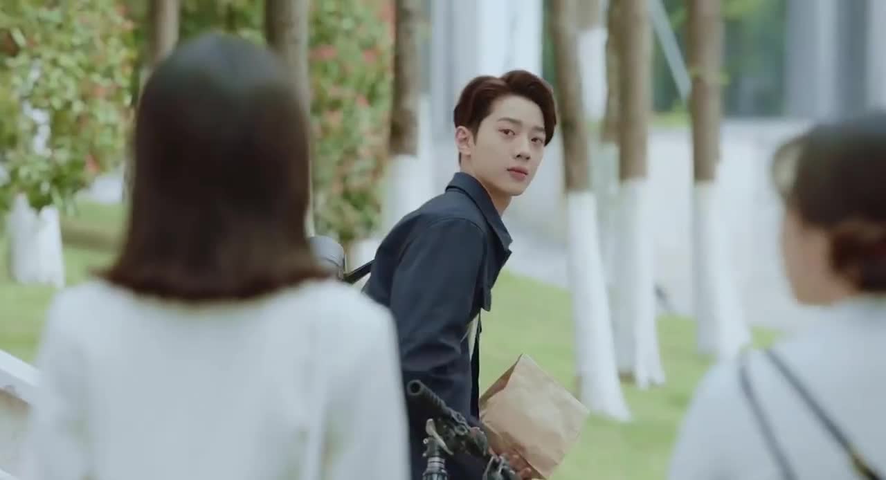 《初恋那件小事》梁又年学长开启慢慢追妻之路,一天都跟着夏淼淼