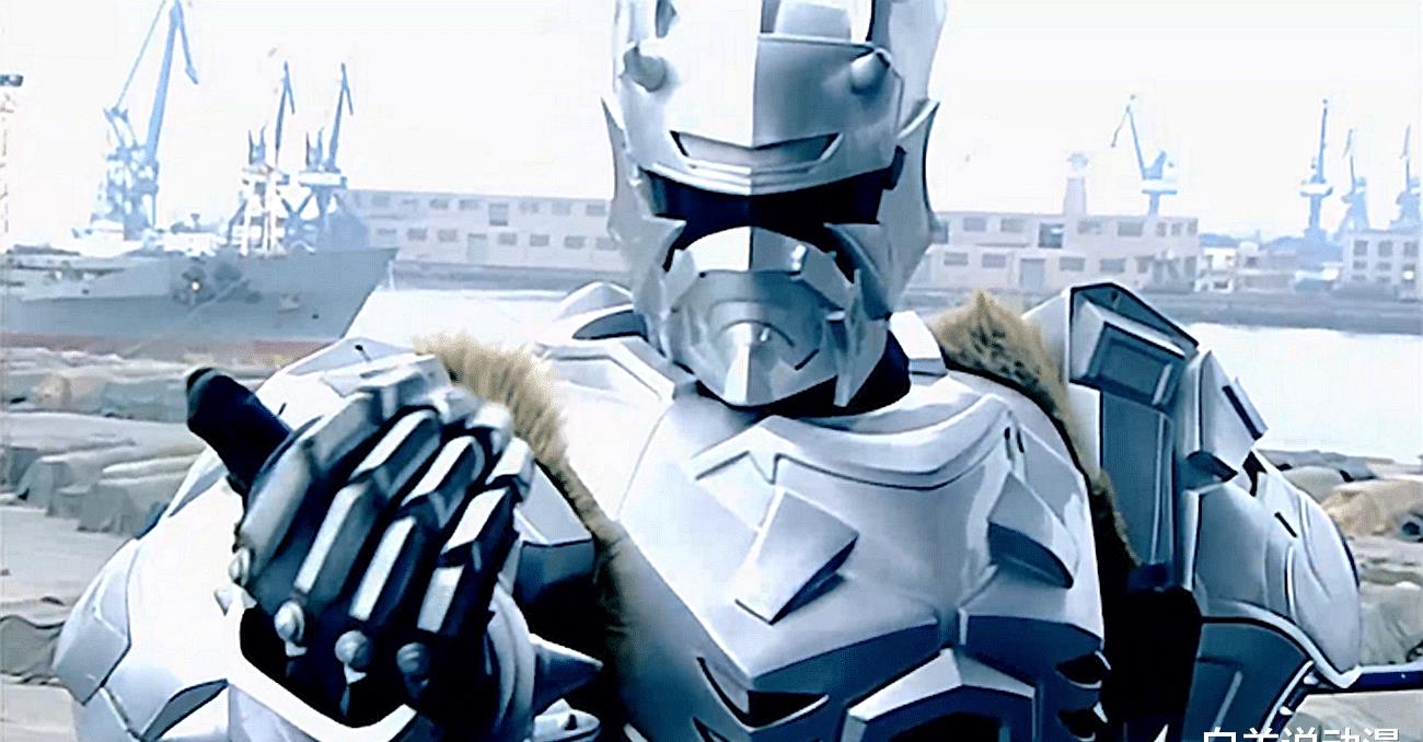 铠甲勇士雪獒铠甲黑化时能轻易完虐黑犀铠甲洗白后就变弱了