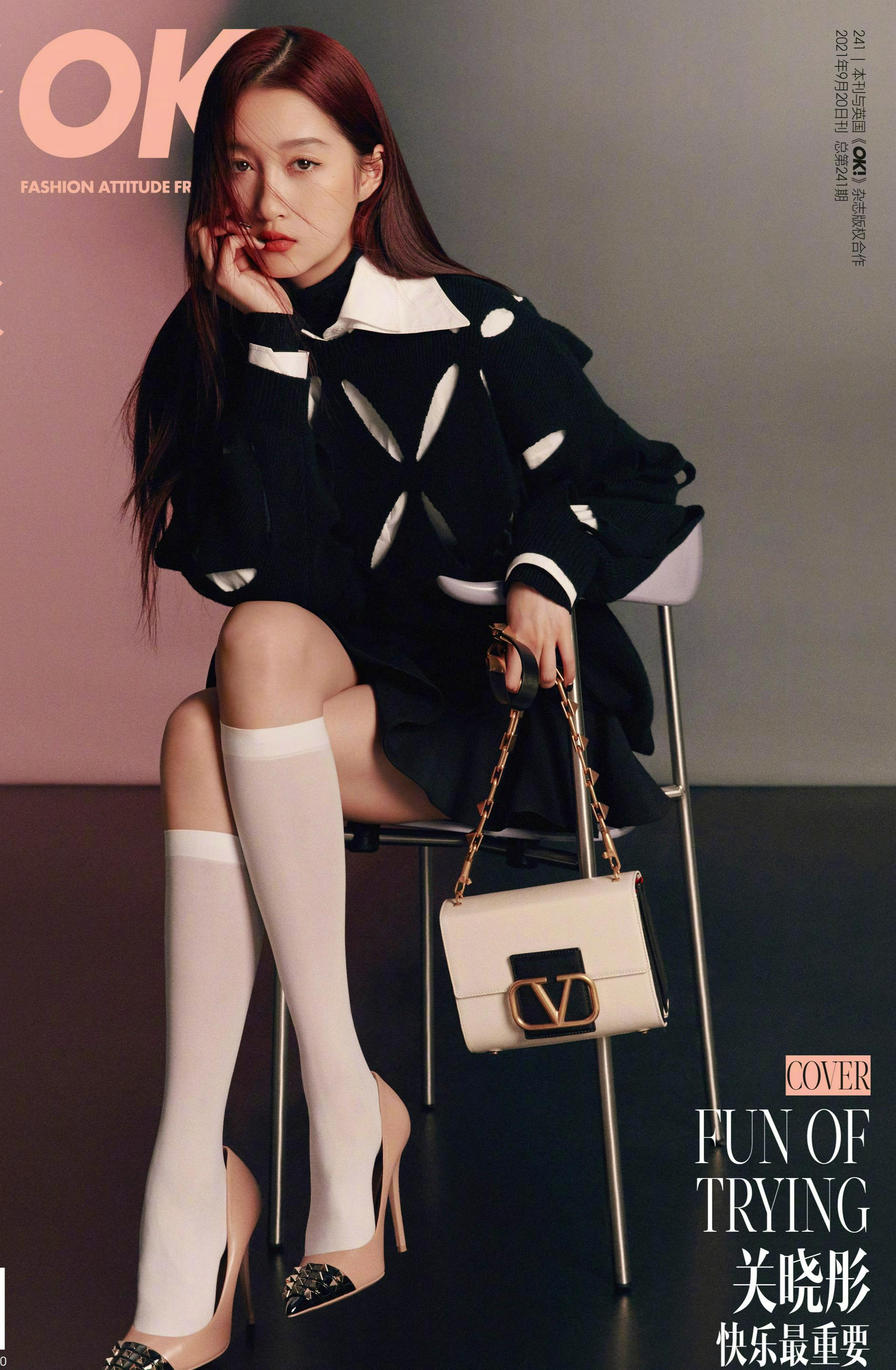 关晓彤穿白袜秀大长腿怀里还抱了只猫卖萌新片出演图兰朵公主