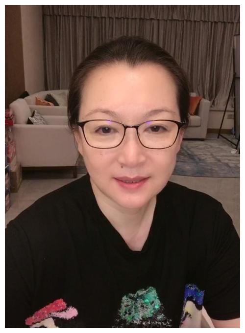 赵本山妻子直播首秀,首次透露育儿经,鼓励年轻人要自己努力|马丽娟|赵