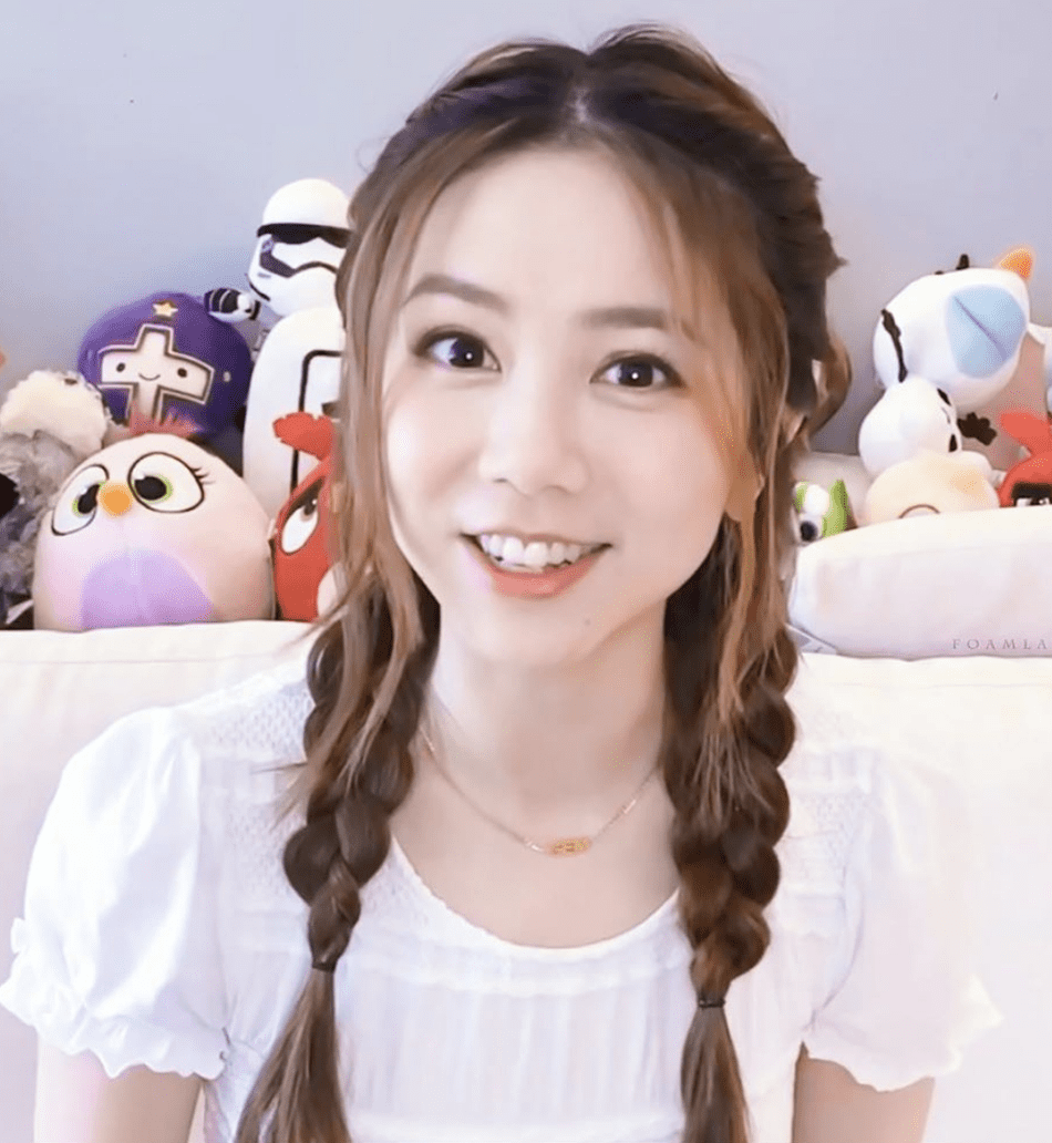 邓紫棋扎双麻花辫甜笑少女感十足写真