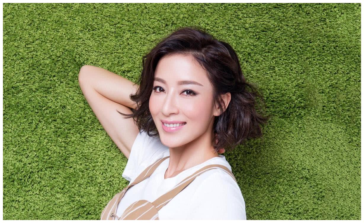 40岁杨怡近照,嫁小5岁男星罗仲谦,怀孕7月肚大如箩仍温婉迷人