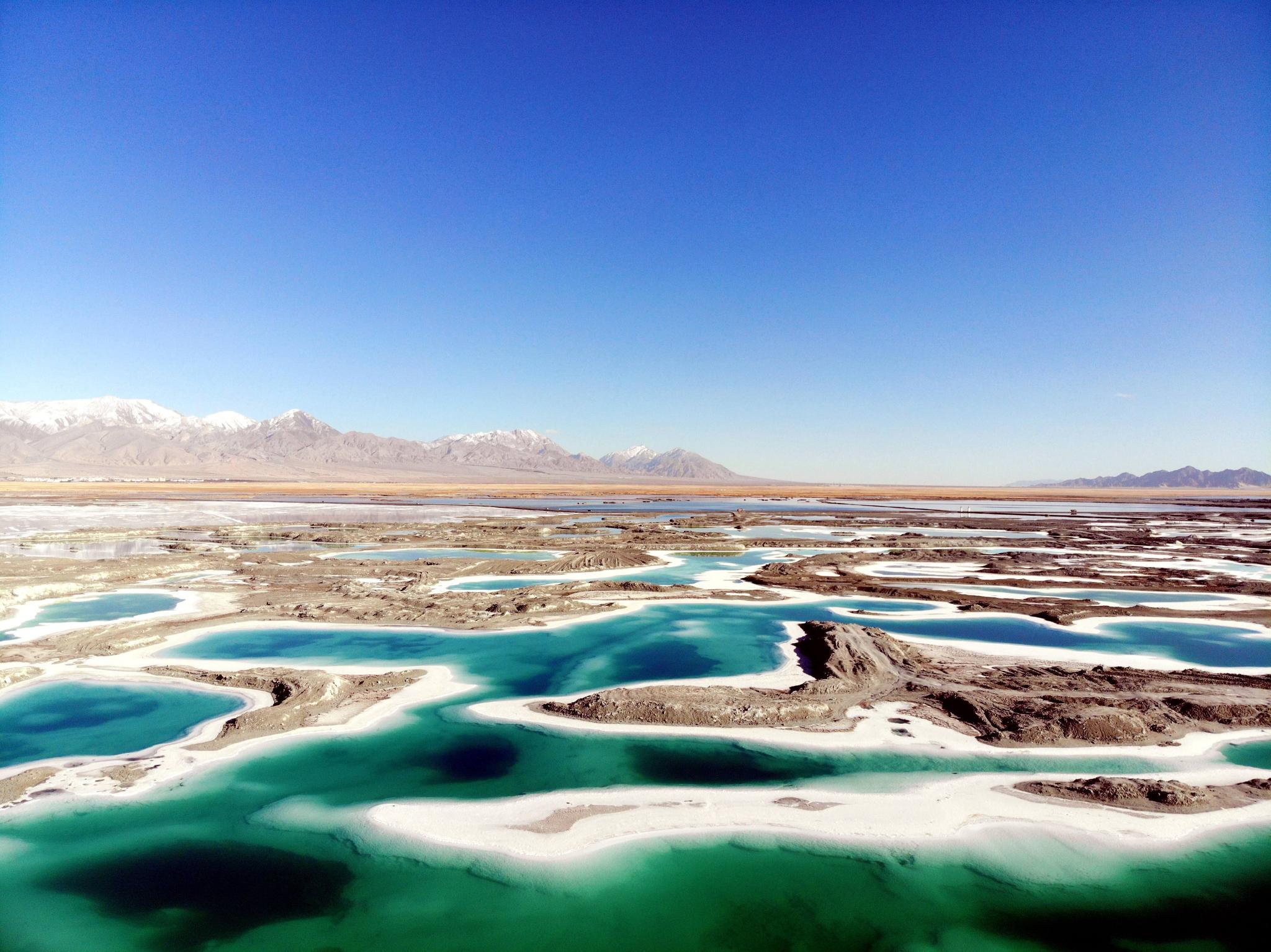 敦煌向南约380公里,经当金山口,到达大柴旦翡翠湖,一个被称为"上帝的