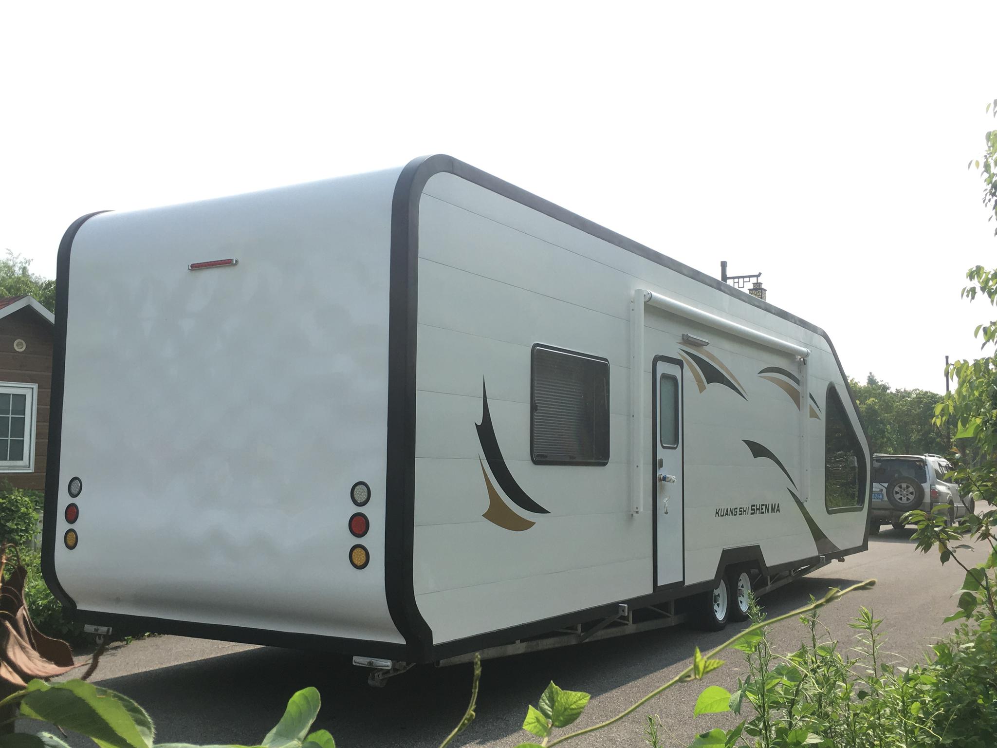 环球营地房车13米城市中少见也是当今流行趋势的周末度假首选