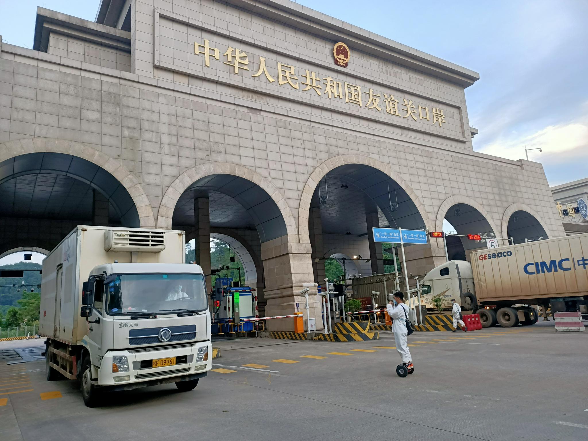 广西首票"1210"保税跨境电商出口货物在友谊关口岸通关.