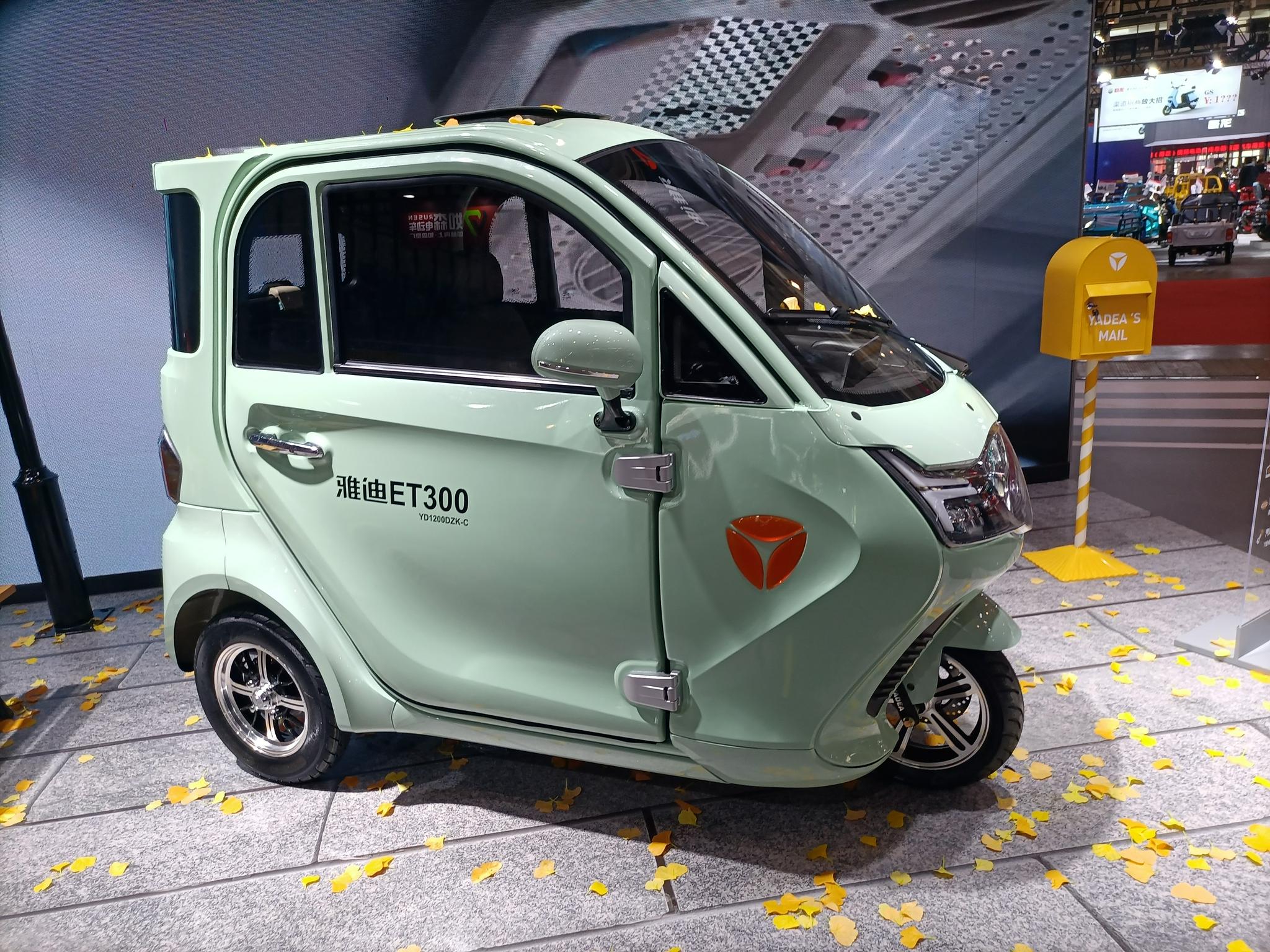 看起来比较轻盈灵动,显得小巧精美,车身比四轮低速电动车要小,所以