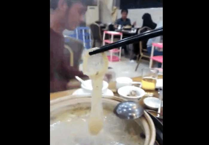 男子吃火锅不给钱, 从锅里捞出一个东西后老板倒赔2000休闲区蓝鸢梦想 - Www.slyday.coM 男子吃火锅不给钱, 从锅里捞出一个东西后老板倒赔2000休闲区蓝鸢梦想 - Www.slyday.coM