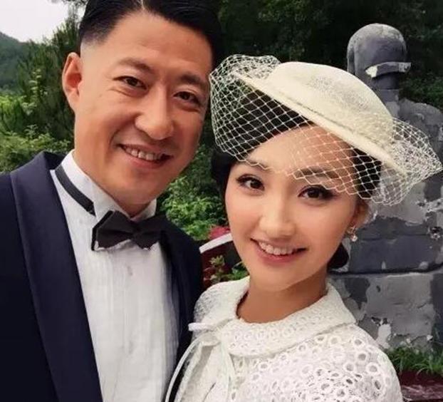 带你参观于震的豪宅可能家里孩子太多了把客厅茶几改成餐桌用