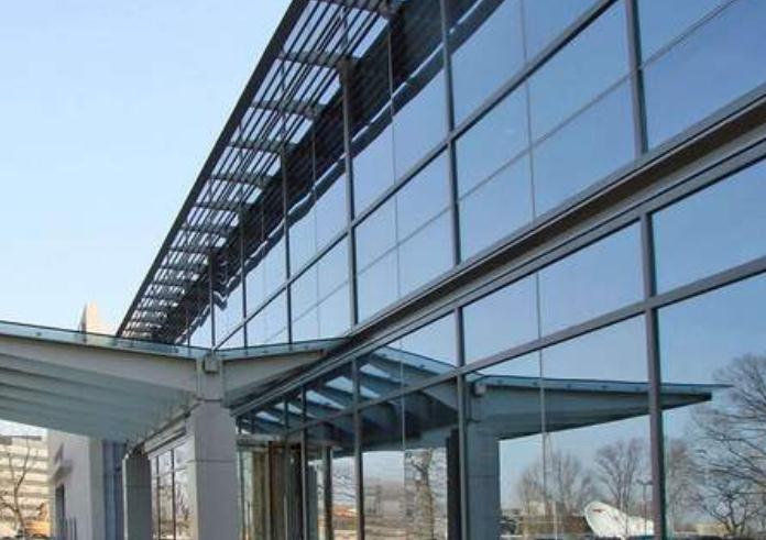 半隐框玻璃幕墙适合于哪种建筑类型