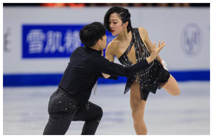 花滑名将亲胸上热搜解释为不是情侣就是太过激动