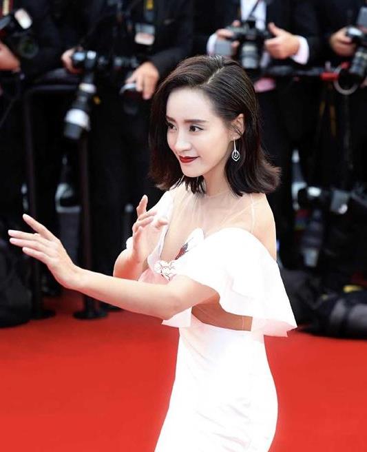 王智在国外彻底放开穿大v领白天鹅连衣裙配齐肩发气质太惊艳