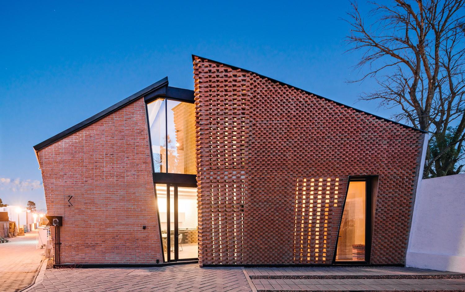 "一分为二"的错觉,墨西哥红砖建筑尽显手工魅力