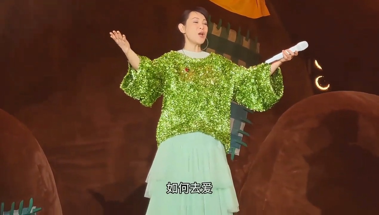 刘若英演唱会现场，熟悉的旋律大合唱，把氛围推向高潮