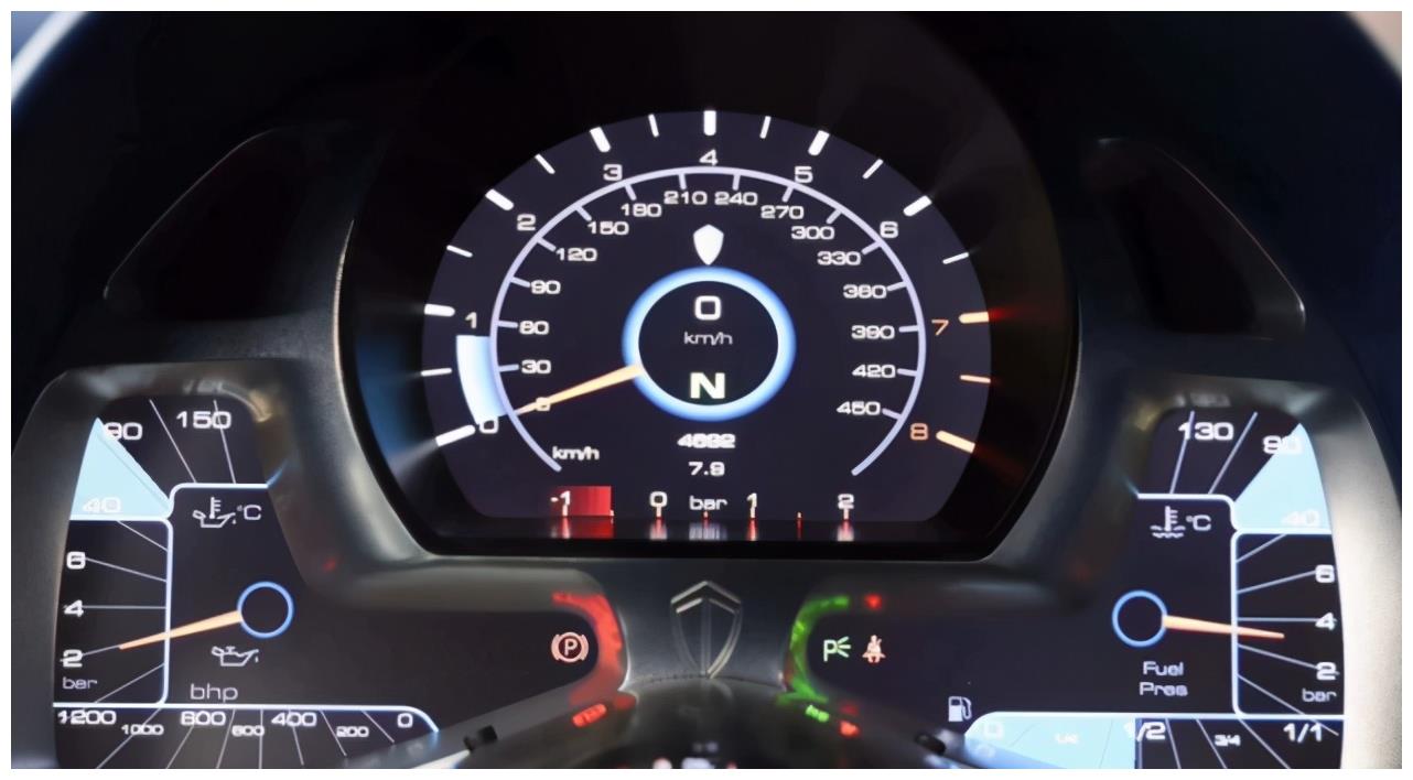 广州遇到3200万的柯尼塞格车主豪爽打开车门仪表盘大开眼界