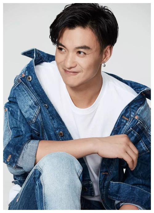 周迅玩手机躺着把鼻梁骨砸伤于朦胧左眼超肿周一围带伤拍戏