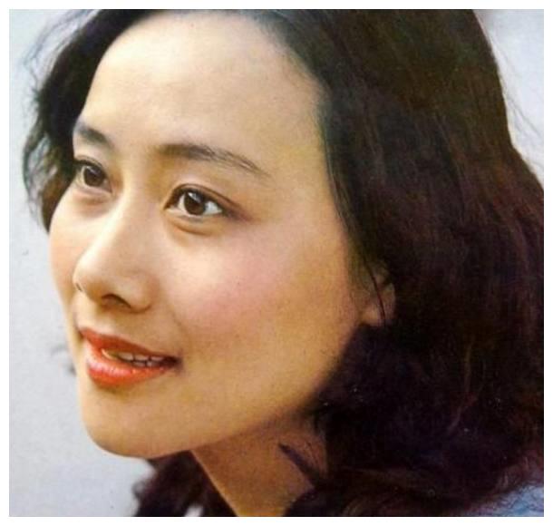 丈夫也是低调实力派,儿子是知名导演|黄梅莹|导演|王亚茹_新浪新闻