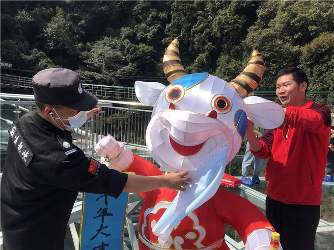 广东景区给牛戴上口罩提醒游客春节出游要注意防护