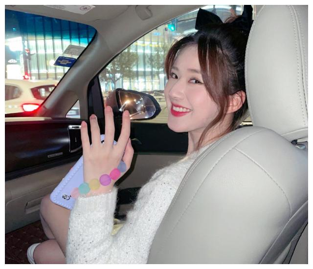 镜头中看过去一点多余的赘肉都没有,她是翘起二郎腿坐,赵露思的腿型看