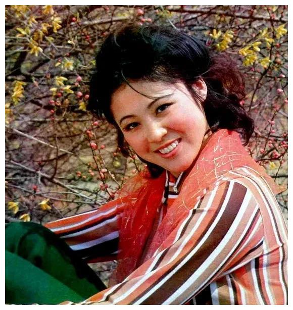 她们都有一条红纱巾,方舒,韩月乔,吴海燕,张芝华……风情各异