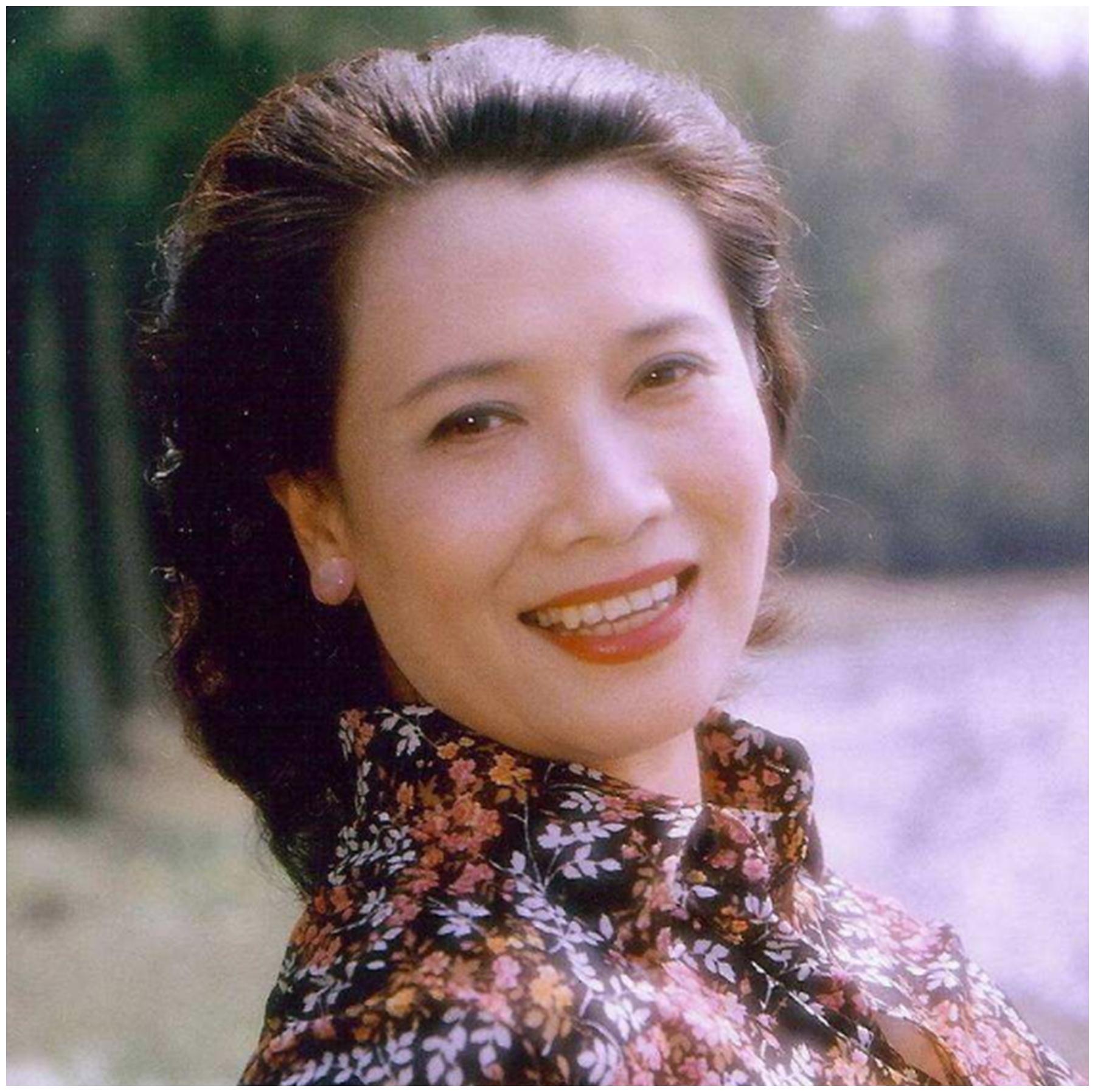 中国夜莺朱逢博:相恋6天结婚,丈夫去世后,守着骨灰生活12年