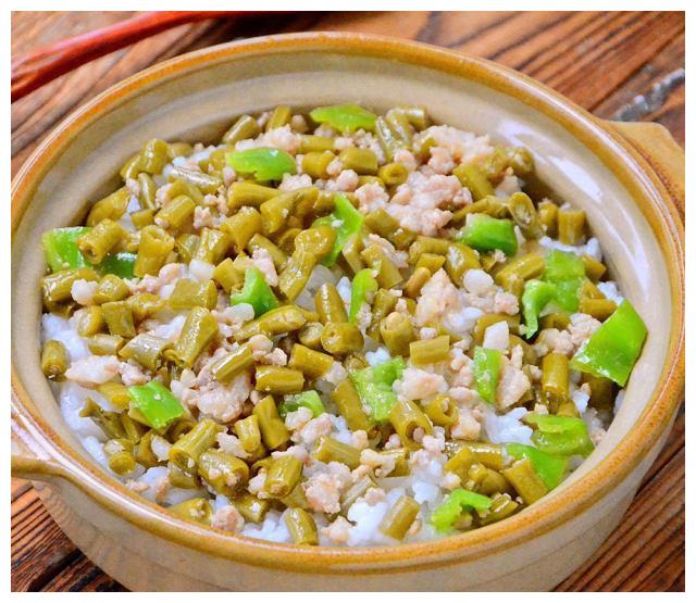 肉末酸豆角盖浇饭,清脆酸爽,好吃又开胃