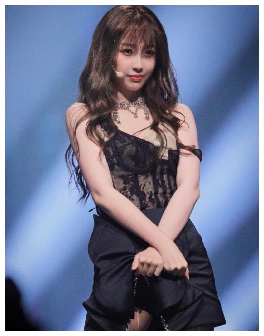 虞书欣跳舞内衣肩带滑落,下一动作尽显情商,堪称救场的范本!