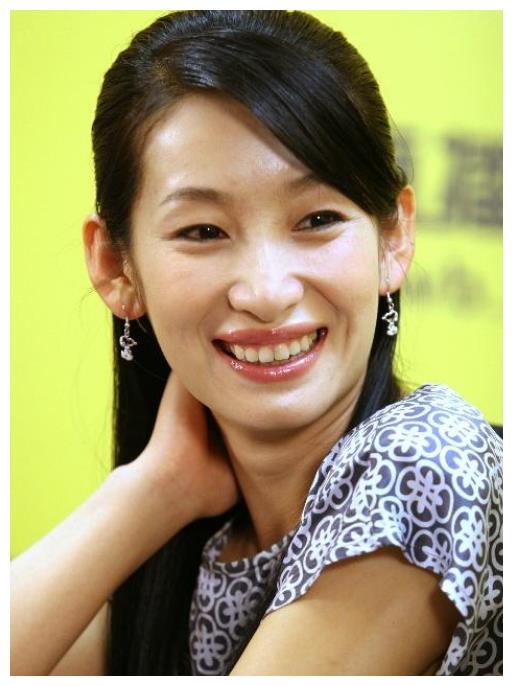 她是最丑影后,曾遭李湘横刀夺爱,后嫁二婚老公,如今逆袭成女神