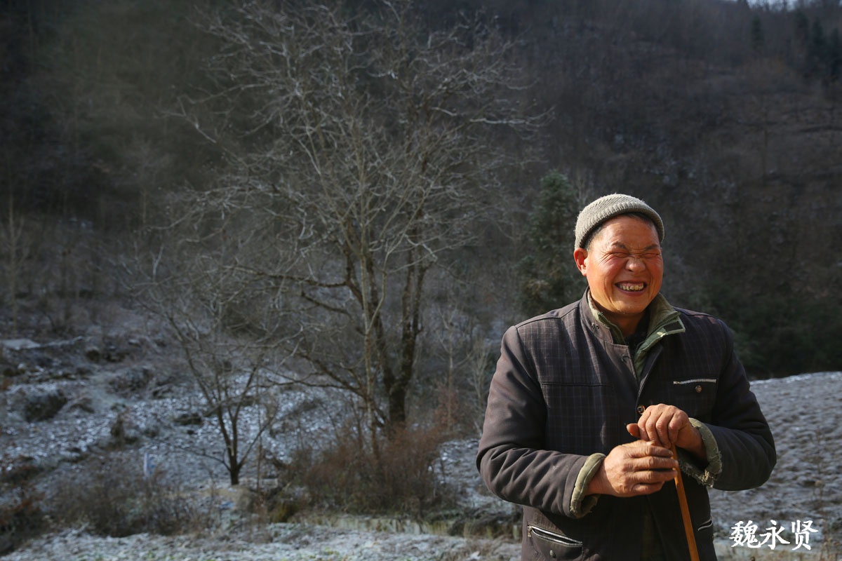 58岁盲人大叔留守深山,种地养猪一年挣4万,说存款不多但够用