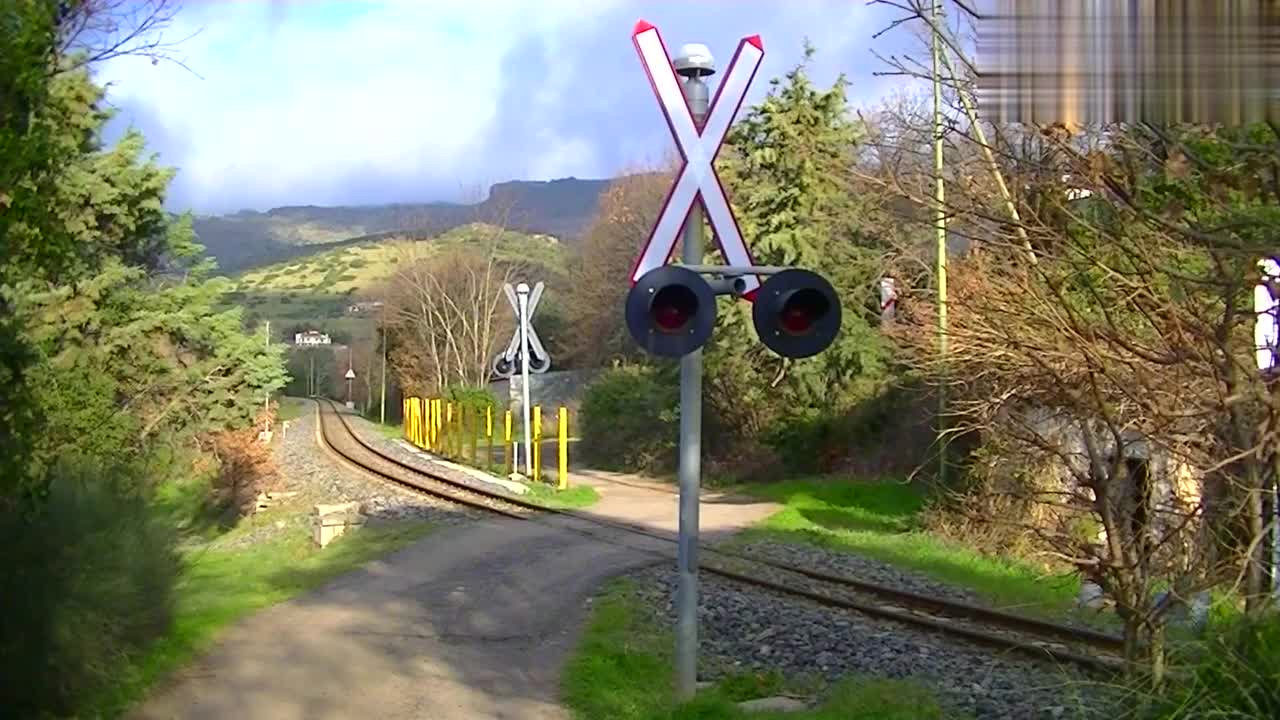 山坡上的铁路交叉口,短小可爱的列车通过