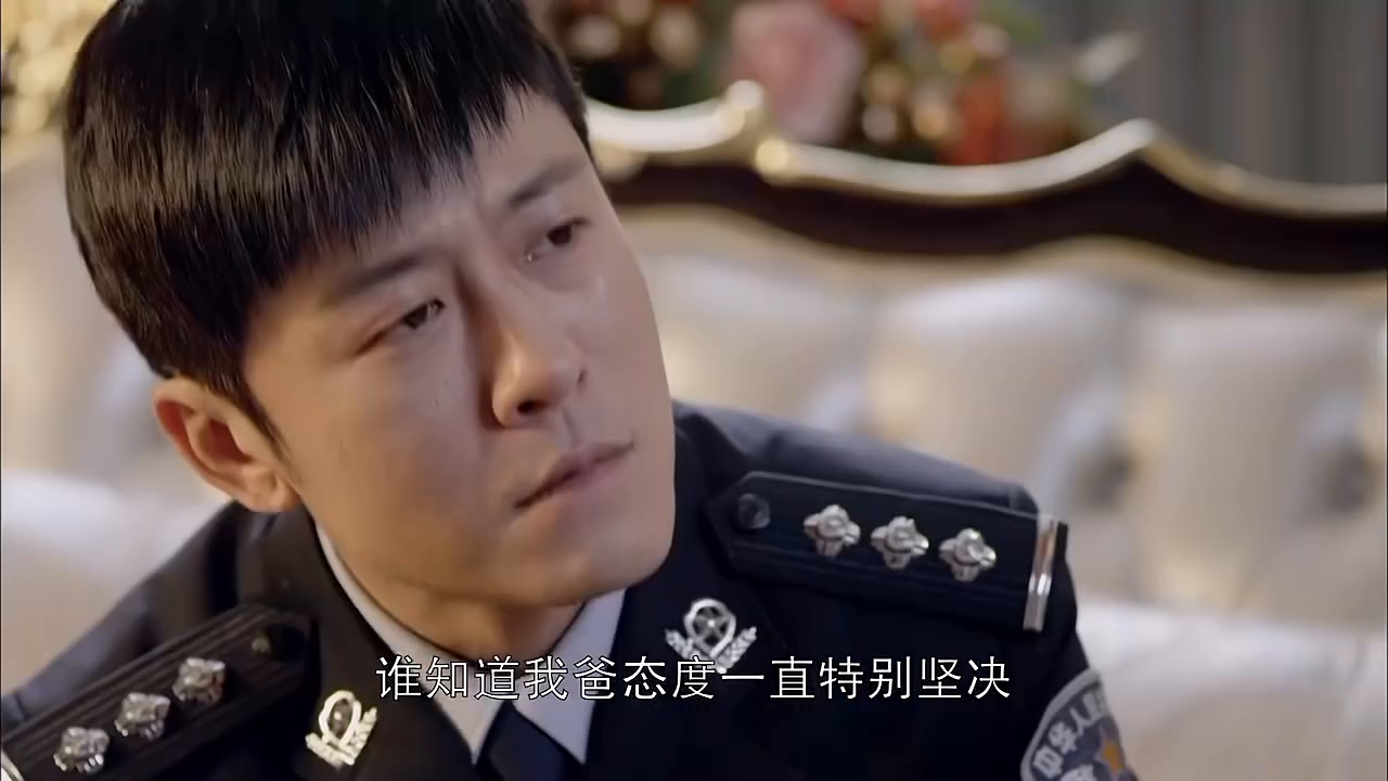 江城警事:徐佳敏背后偷窥杨警官,谁料杨警察一个回头,惨被识破